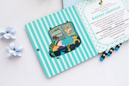 invitatie cu valiza de jucarii si dungi turquoise si plic albastru