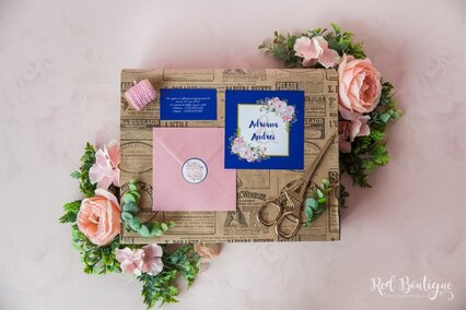 invitatie albastra cu dungi mari albe si plic roz