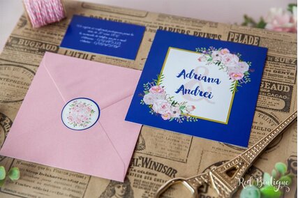 invitatie albastra cu flori roz si plic patrat roz