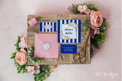 invitatie albastra cu flori roz si plic patrat roz