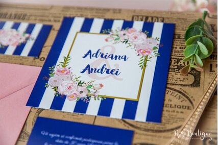 invitatie cu dungi albastru cu roz si flori pe colt