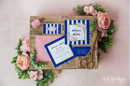 invitatie cu dungi albastru cu roz si flori pe colt