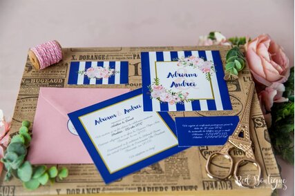 invitatie cu dungi albastru cu roz si flori pe colt