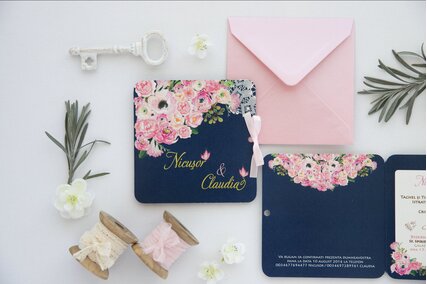 invitatie cu bujori pictati roz si albastru inchis cu plic roz