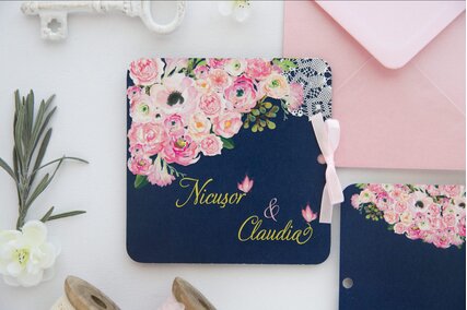 invitatie cu bujori pictati roz si albastru inchis cu plic roz