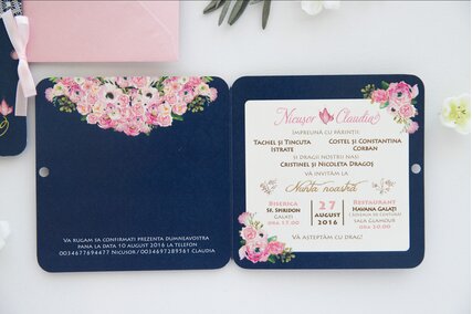 invitatie cu flori pictate roz si plic roz