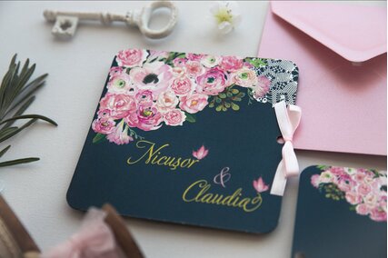 invitatie de nunta patrata albastru inchis cu fundita roz