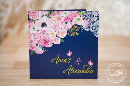 invitatie de nunta patrata albastru inchis cu fundita roz