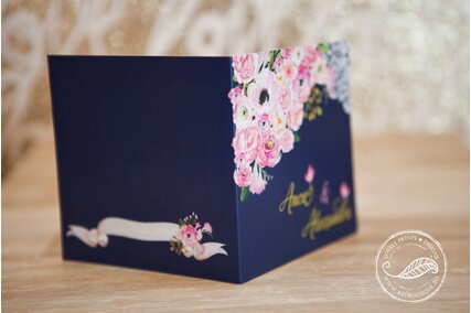 invitatie de nunta patrata albastru inchis cu fundita roz