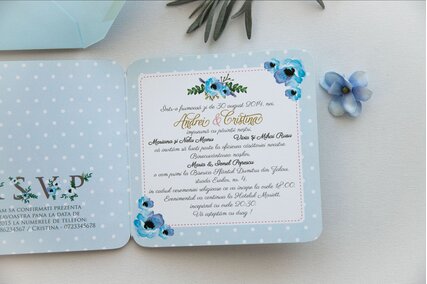 invitatie cu anemone albastre si frunze verzi