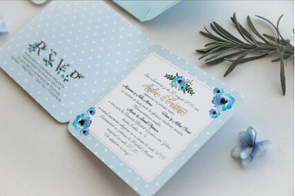 invitatie cu anemone albastre si frunze verzi