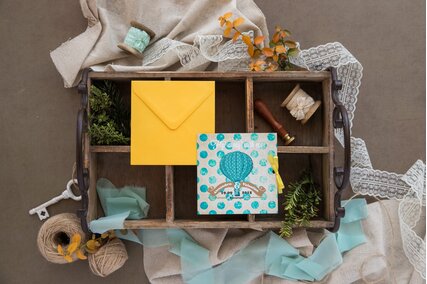 invitatie de nunta cu tema travel si plic galben