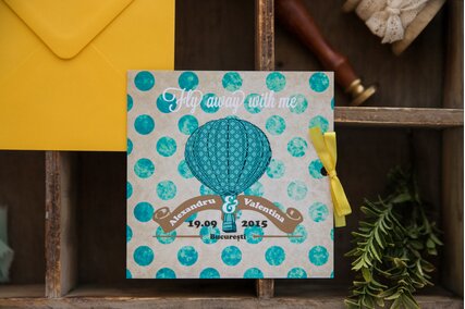 invitatie cu balon turquoise si plic galben