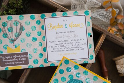 invitatie de nunta cu tema calatorii cu balon cu aer cald si buline mari