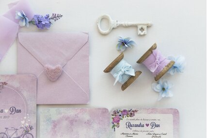 invitatie mov cu bicicleta si plic mov deschis