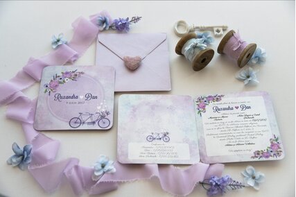 invitatie de nunta vintage mov cu lavanda si bicicletainvitatie de nunta vintage mov cu lavanda si bicicleta