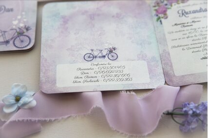 invitatie de nunta vintage mov cu lavanda si bicicleta