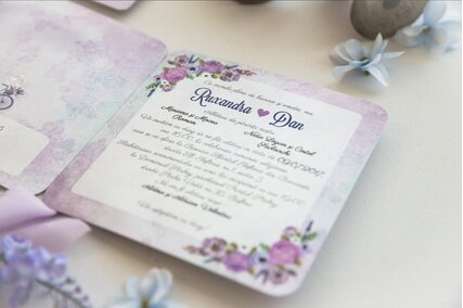 invitatie cu flori mov si lila cu bicicleta