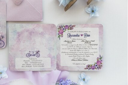 invitatie mov cu bujori si anemone si bicicleta