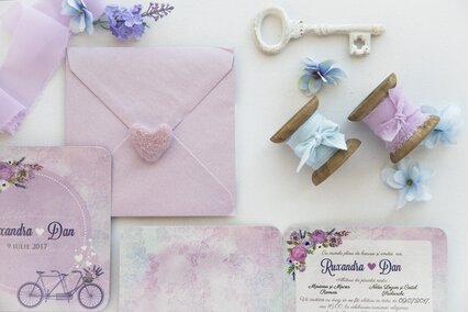 invitatie mov cu bicicleta si plic mov deschis