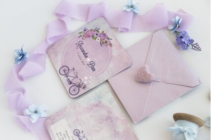 invitatie mov cu bicicleta si plic mov deschis