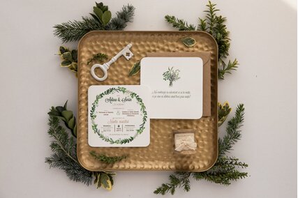 invitatie cu carton texturat si frunze verzi cu plic kraft