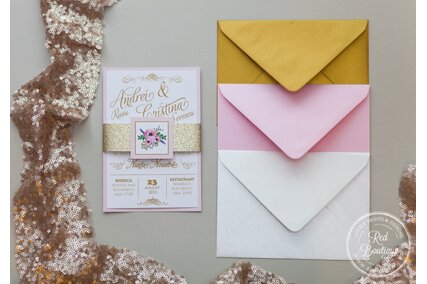 invitatie cu auriu si plicuri colorate alb roz si auriu