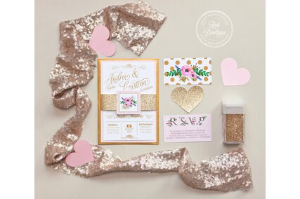 invitatie chic cu flori roz cu banda aurie si plic auriu