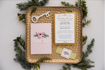 invitatie roz cu design modern si banda aurie