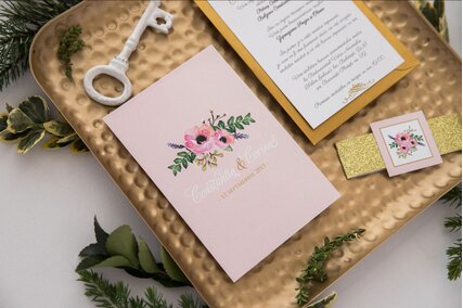 invitatie roz pastel cu anemone roz si frunze
