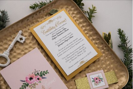 invitatie roz si auriu cu flori colorate