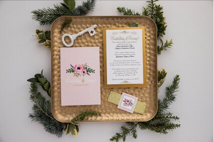 invitatie roz si auriu cu flori colorate