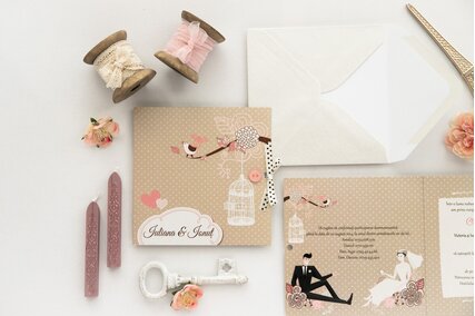 invitatie de nunta chic cu buline si crenguta cu pasari si colivie alba