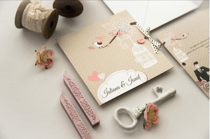 invitatie de nunta patrata cu deschidere crem cu pasari si desen cu miri pe interior