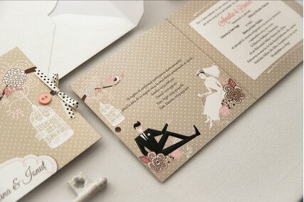 invitatie de nunta patrata cu deschidere crem cu pasari si desen cu miri pe interior