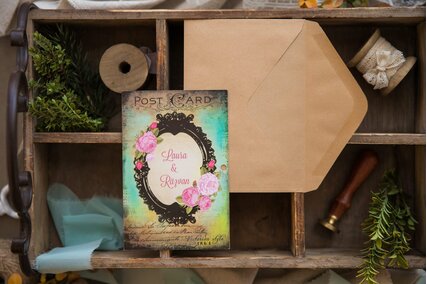 invitatie vintage multicolora cu coronita de flori roz si crengi