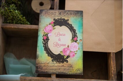 invitatie vintage multicolora cu coronita de flori roz si plic kraft