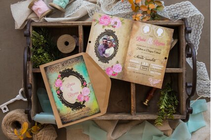 invitatie vintage multicolora cu coronita de flori roz si crengi