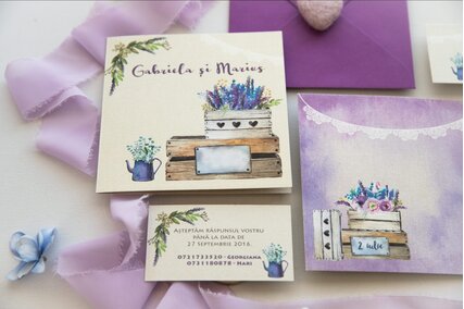 invitatie crem cu lavanda mov in cutie si flori pe margini