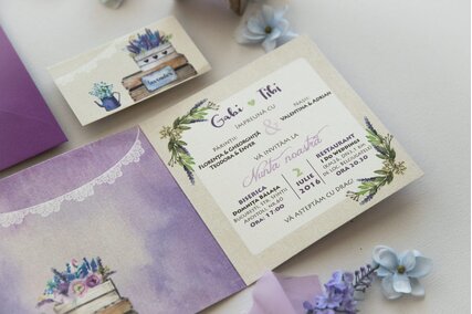 invitatie crem cu lavanda mov in cutie si ghirlanda de dantela
