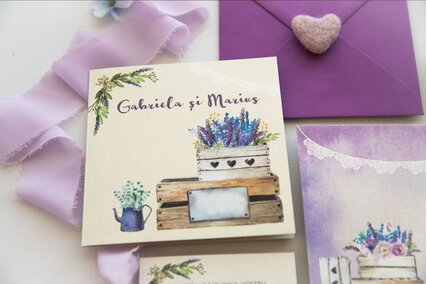 invitatie crem cu lavanda mov in cutie si ghirlanda de dantela