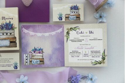 invitatie crem cu lavanda mov in cutie si ghirlanda de dantela