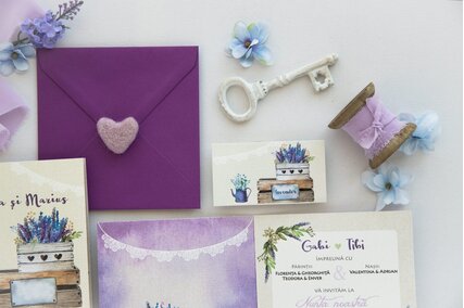 invitatie crem cu lavanda mov in cutie si plic mov