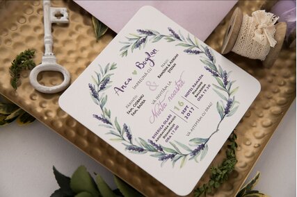 invitatie vintage pe carton texturat cu lavanda mov si frunze verzi