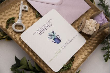 invitatie vintage pe carton texturat cu lavanda mov si frunze verzi