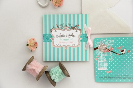 invitatie turquoise cu mint si crenguta cu pasari ciripitoare