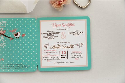 invitatie de nunta patrata cu deschidere cu dungi si pasari