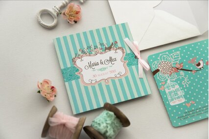 invitatie de nunta patrata cu deschidere cu dungi si pasari