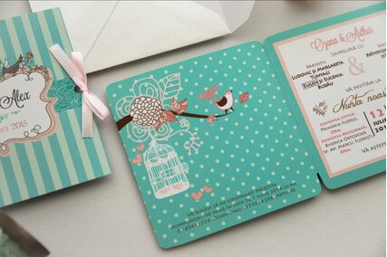 invitatie de nunta patrata cu deschidere cu dungi si pasari legata pe lateral cu fundita de satin