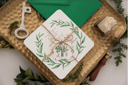 invitatie vintage cu coronita de frunze cu sfoara legata si fundita